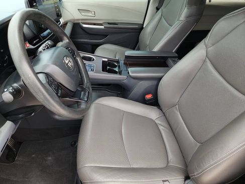 Used 2023 Toyota Sienna LE FWD image 14