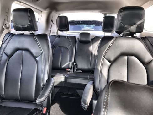 Used 2024 Chrysler Pacifica Touring-L FWD image 21