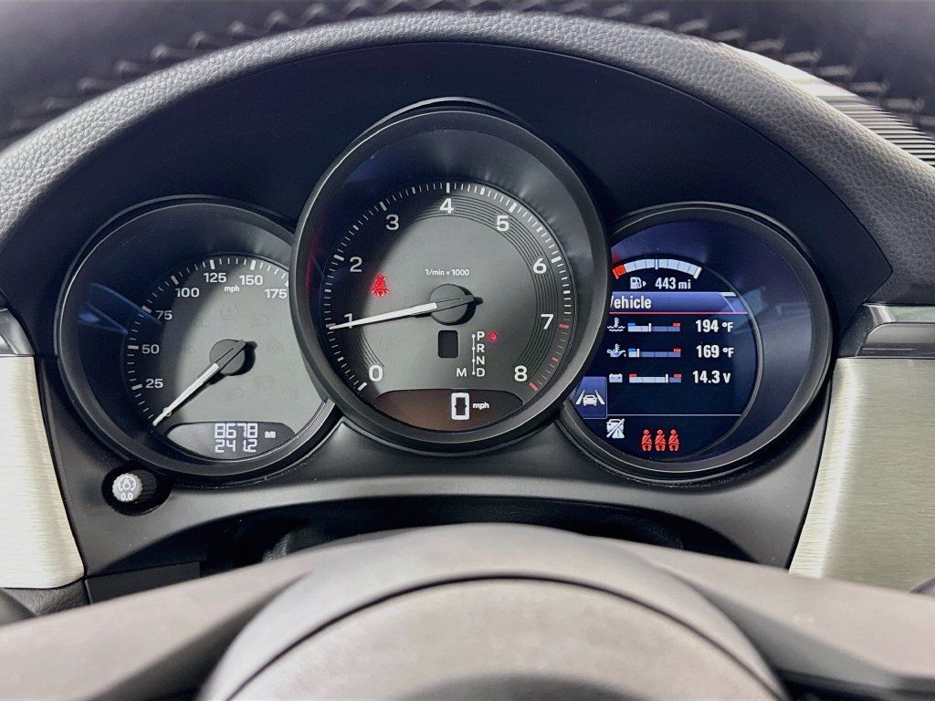 Certified 2025 Porsche Macan AWD/4WD image 16