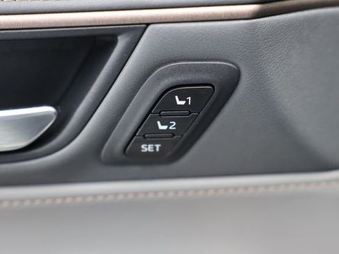 Used 2022 Toyota Venza XLE image 14