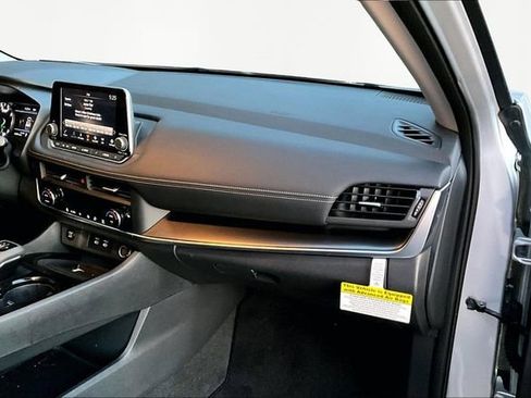 Used 2024 Nissan Rogue SV w/ SV Premium Package image 18