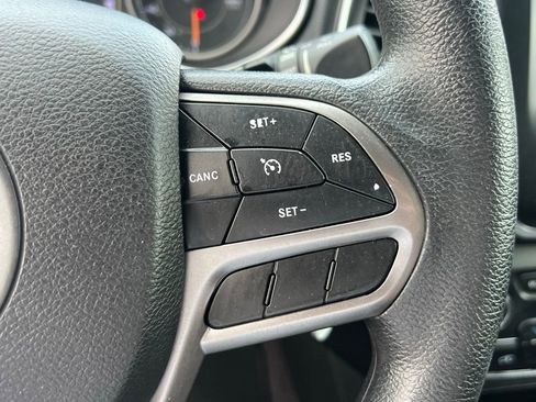Used 2019 Jeep Cherokee Latitude w/ Popular Appearance Group AWD/4WD image 32