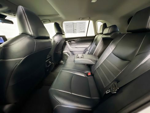 Used 2021 Toyota RAV4 XLE Premium image 29