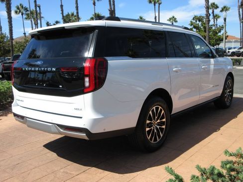 Certified 2025 Ford Expedition Max Platinum AWD/4WD image 4