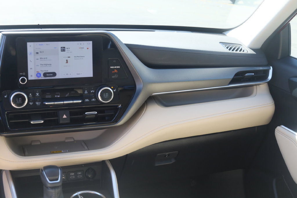 Used 2023 Toyota Highlander XLE AWD/4WD image 15