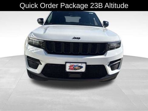 Used 2023 Jeep Grand Cherokee Altitude image 2