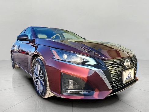 Used 2025 Nissan Altima 2.5 SV image 1