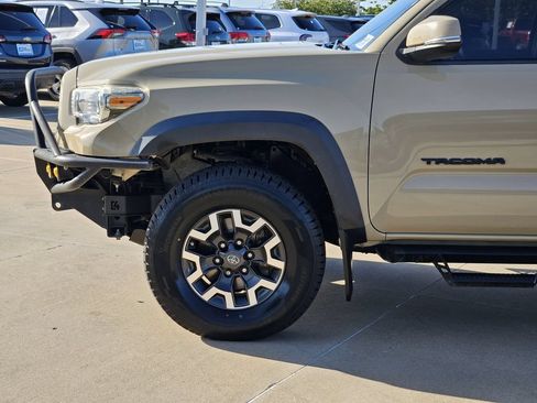 Used 2019 Toyota Tacoma TRD Off-Road AWD/4WD image 10