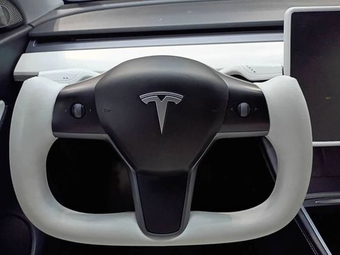 Used 2022 Tesla Model Y Long Range AWD/4WD image 9