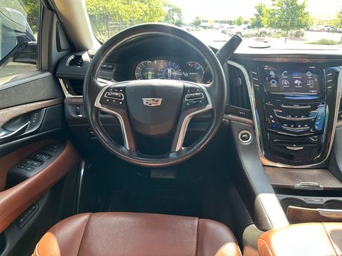 Used 2017 Cadillac Escalade Premium Luxury RWD image 29