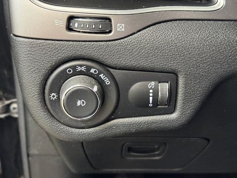 Used 2019 Jeep Cherokee Latitude w/ Cold Weather Group image 27