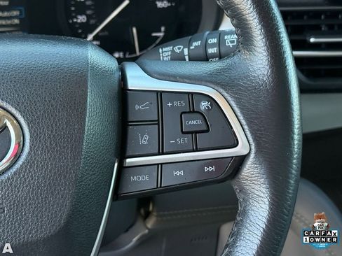 Used 2024 Toyota Sienna XLE FWD image 17