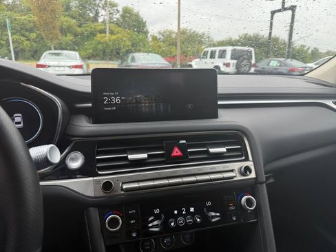 Used 2025 Genesis G70 2.5T image 18