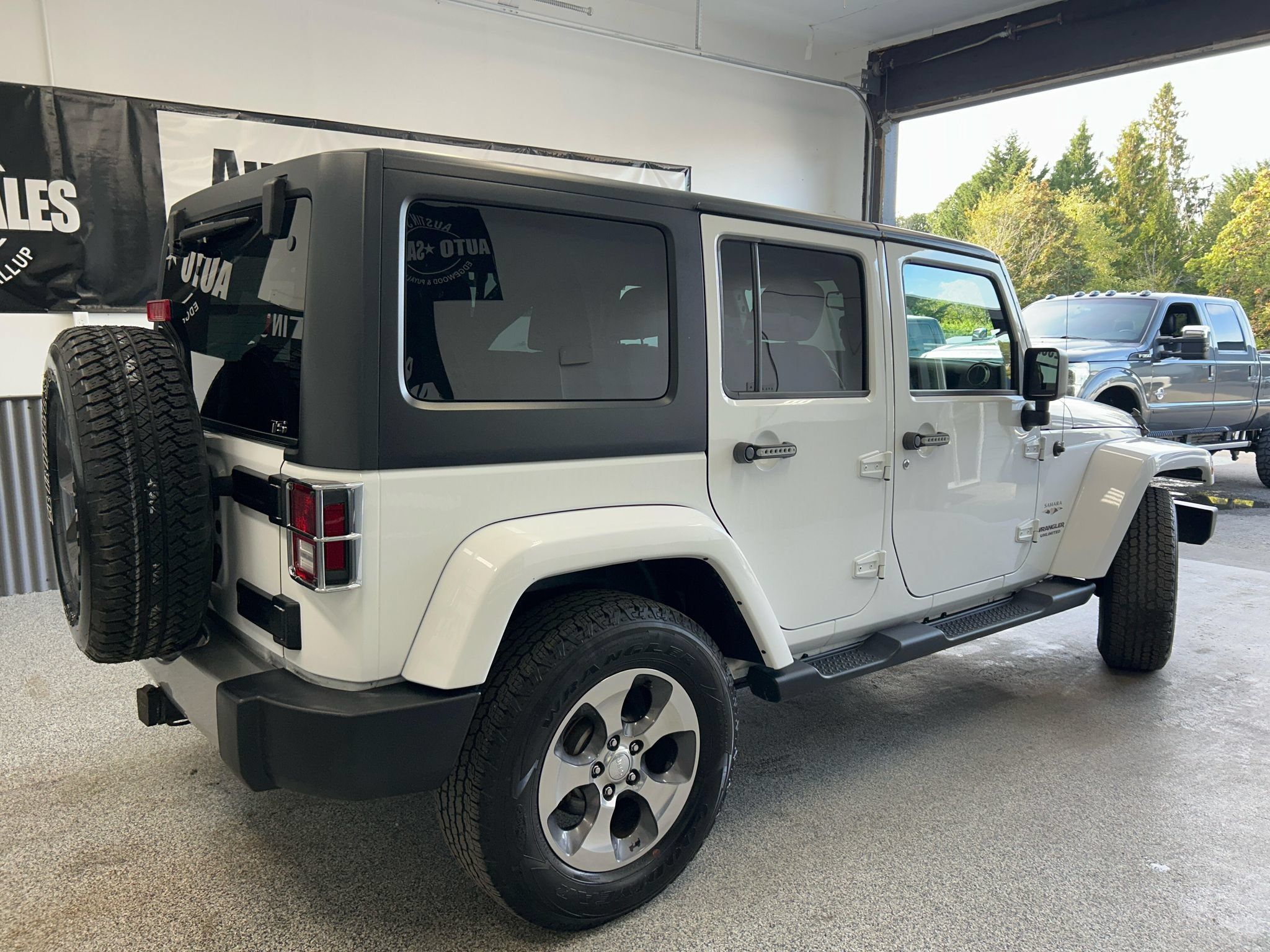 Used 2017 Jeep Wrangler Unlimited Sahara AWD/4WD image 6