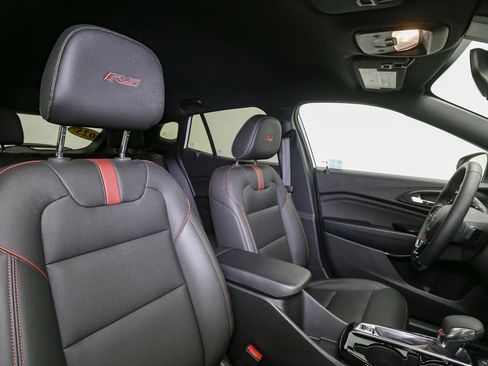 Used 2025 Chevrolet Trax RS FWD image 18