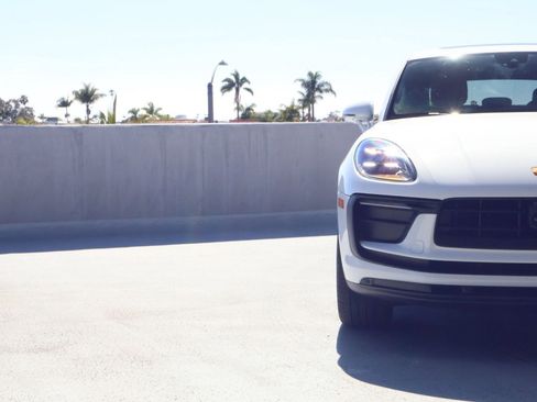 Certified 2025 Porsche Macan AWD/4WD image 25