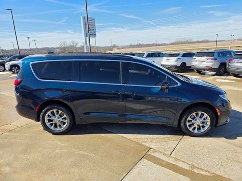 Used 2022 Chrysler Pacifica Touring-L AWD/4WD image 9