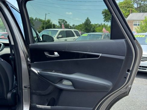 Used 2017 Kia Sorento L image 14