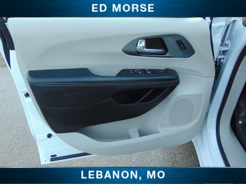 Used 2023 Chrysler Pacifica Touring-L image 16