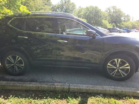 Used 2019 Nissan Rogue SV w/ Premium Package AWD/4WD image 3