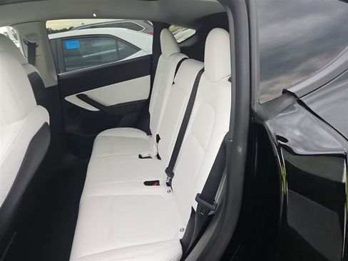 Used 2022 Tesla Model Y Long Range AWD/4WD image 7