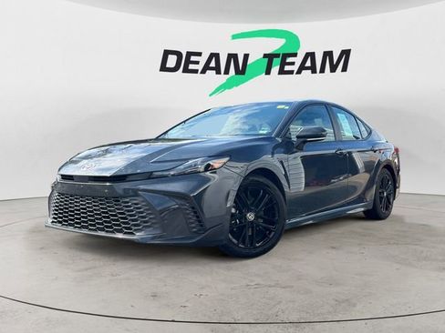 Used 2025 Toyota Camry SE image 4