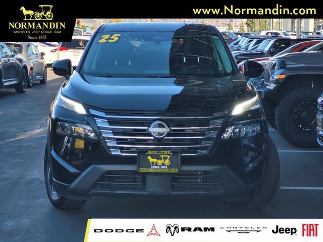 Used 2025 Nissan Rogue SV AWD/4WD image 2