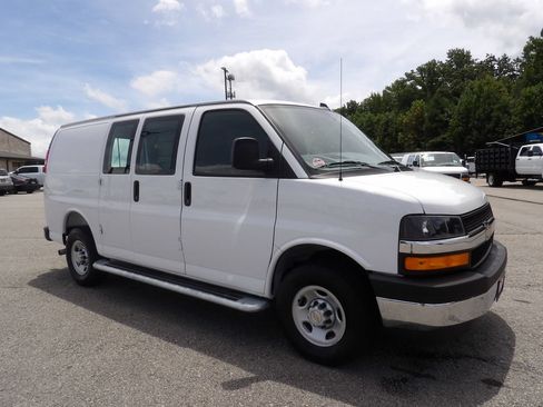 Used 2025 Chevrolet Express 2500 w/ Driver Convenience Package RWD image 10