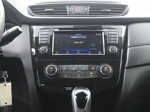 Used 2020 Nissan Rogue S FWD image 12