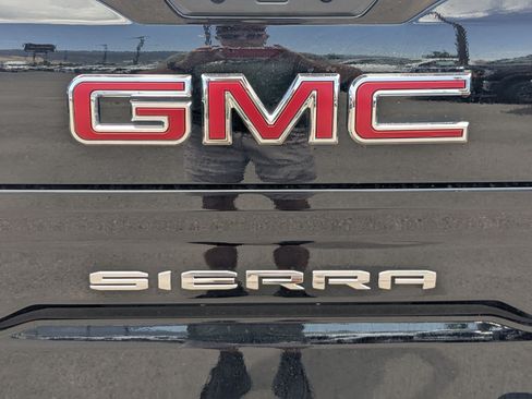 Used 2024 GMC Sierra 1500 AT4 w/ Technology Package AWD/4WD image 14
