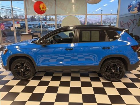 Certified 2025 Volkswagen Taos SE image 5