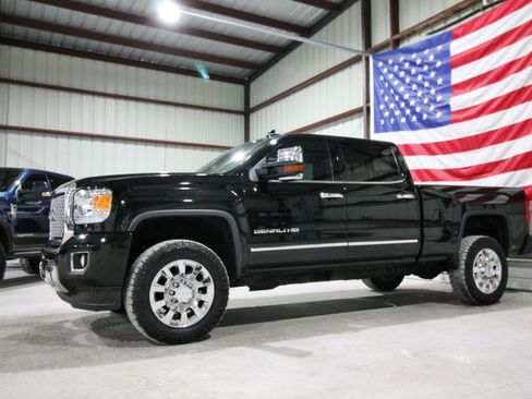 Used 2016 GMC Sierra 2500 Denali w/ Duramax Plus Package image 4