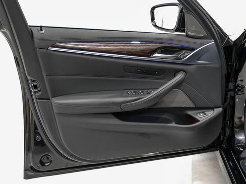 Used 2022 BMW M5 w/ Executive Package image 40