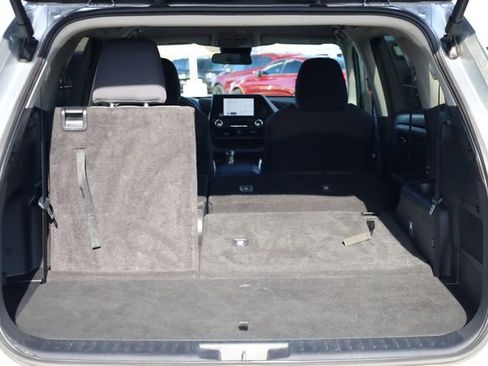 Used 2024 Toyota Highlander LE image 27