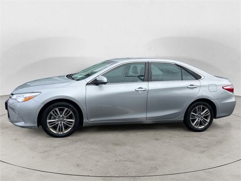 Used 2016 Toyota Camry SE image 3