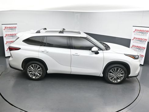Used 2023 Toyota Highlander Platinum image 17
