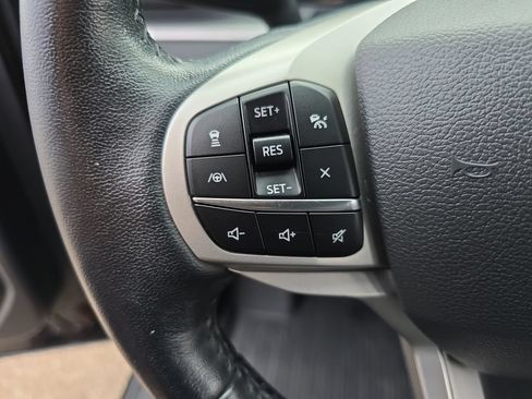 Used 2022 Ford Explorer XLT w/ Equipment Group 202A AWD/4WD image 18