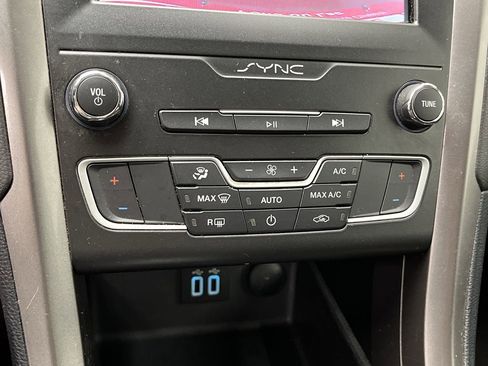 Used 2019 Ford Fusion SE image 22