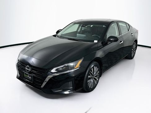 Used 2024 Nissan Altima 2.5 SV w/ SV Premium Package AWD/4WD image 3