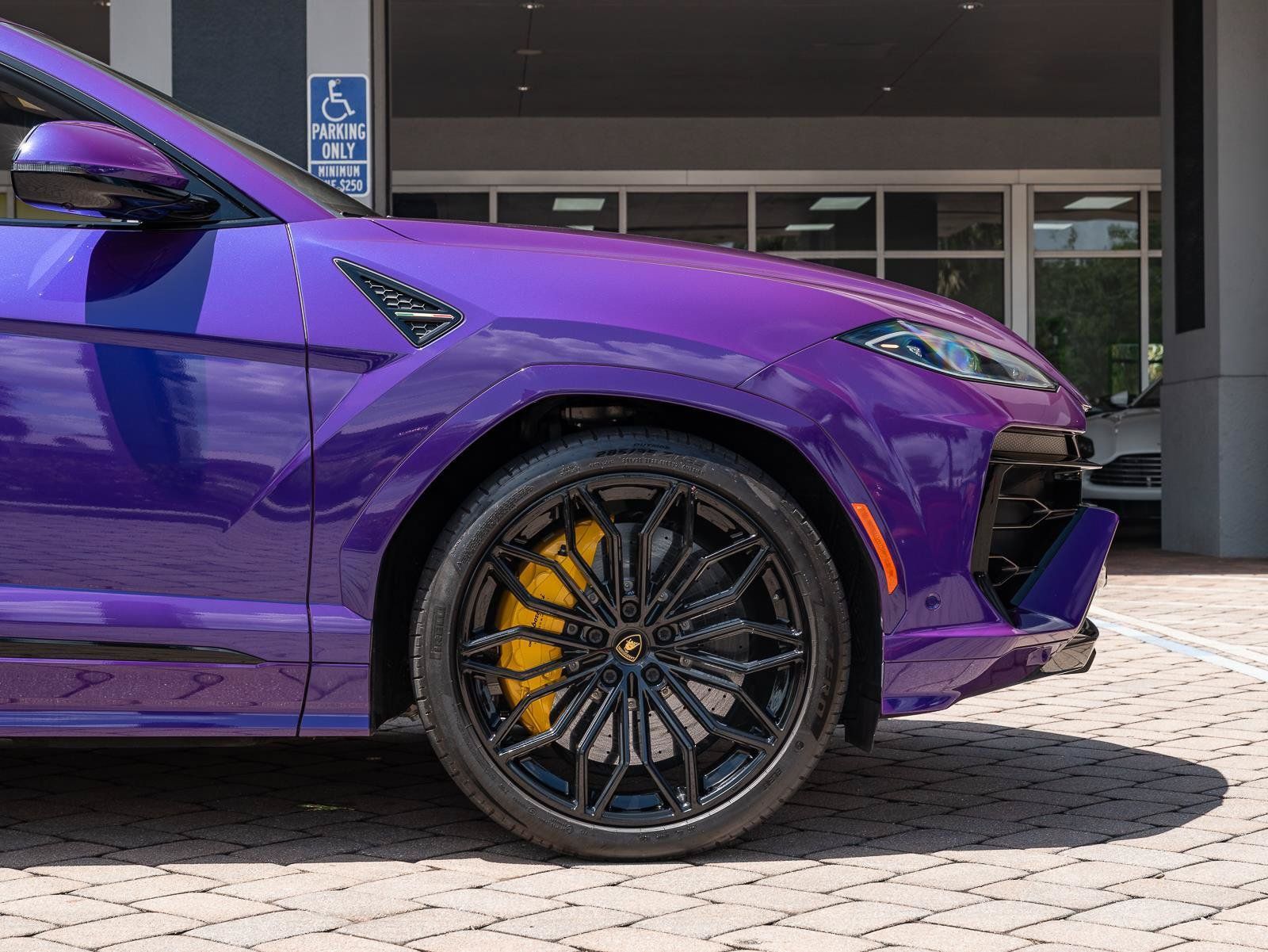 Used 2025 Lamborghini Urus SE AWD/4WD image 45