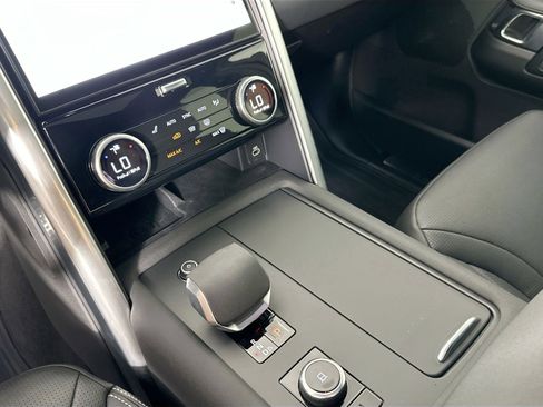 Certified 2025 Land Rover Discovery Dynamic SE image 17