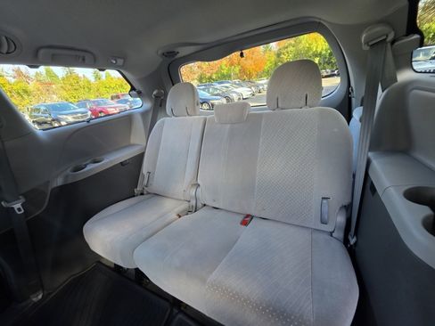Used 2018 Toyota Sienna LE image 15
