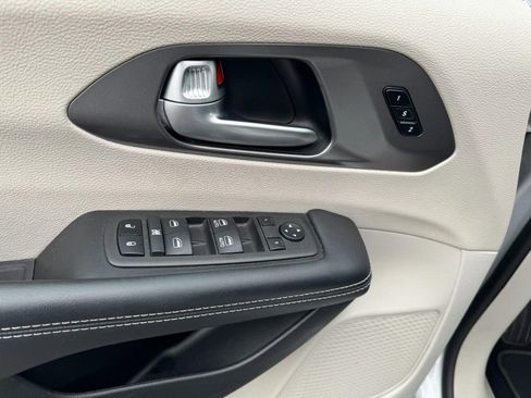 Used 2024 Chrysler Pacifica Touring-L FWD image 16