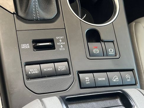 Used 2022 Toyota Highlander XLE AWD/4WD image 18