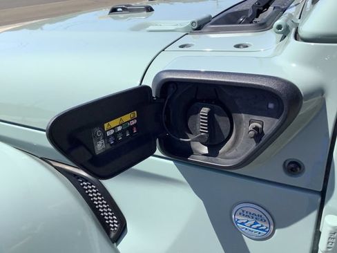 Used 2024 Jeep Wrangler Unlimited Sahara w/ Technology Group AWD/4WD image 25