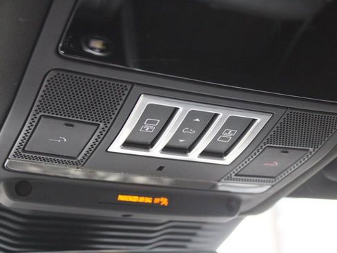 Certified 2025 Land Rover Discovery Dynamic SE image 28