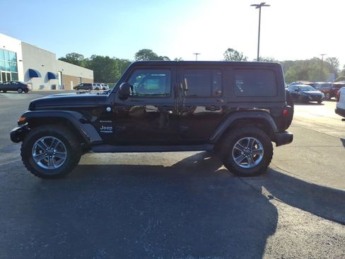 Used 2019 Jeep Wrangler Unlimited Sahara AWD/4WD image 3
