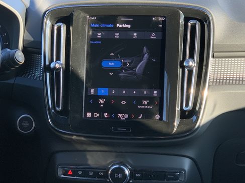 Used 2025 Volvo XC40 B5 Plus image 31