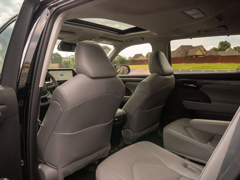 Used 2023 Toyota Highlander Limited FWD image 14