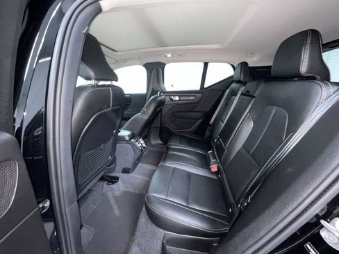 Used 2025 Volvo XC40 B5 Plus image 5